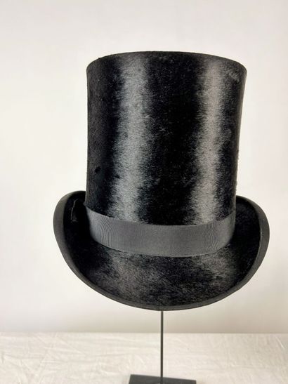 Deux chapeaux haut de forme taupés noir à...