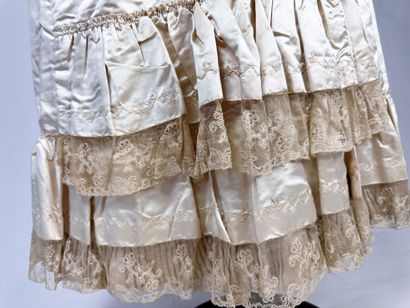 Une robe de style pour la cérémonie en satin...