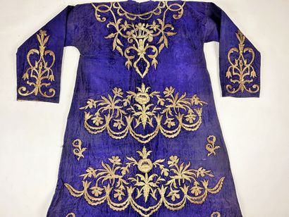 Une robe et un kaftan de cérémonie brodés...