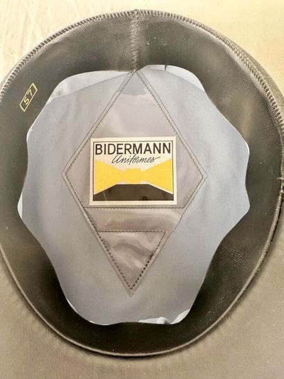 Un bonnet d'aviateur ou de motard en cuir...