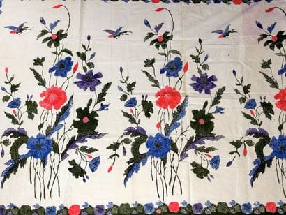 Un panneau de Batik fond blanc à extrémité...