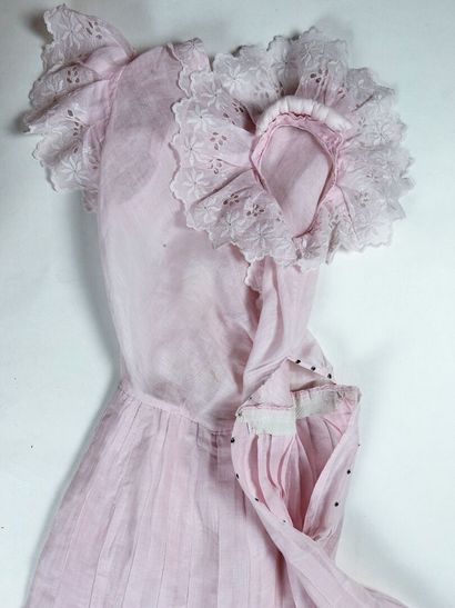 Robe d'été d'une adolescente en organdi rose...