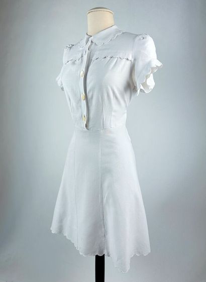 Petite robe en drap de coton blanc pour le...
