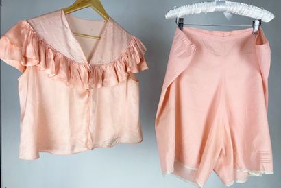 Trois robes longues, déshabillés pour le...
