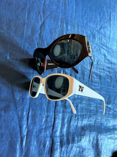 Deux grands chapeaux capeline et deux paires...