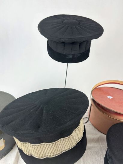 Trois toques de magistrats ou de juges en...