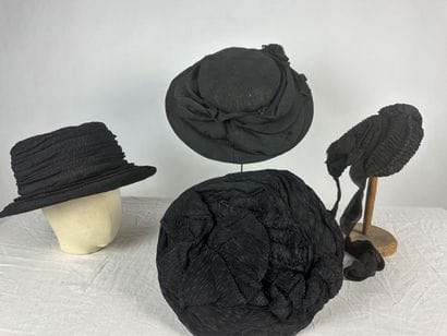 Trois chapeaux et un bibi de mode pour dame...