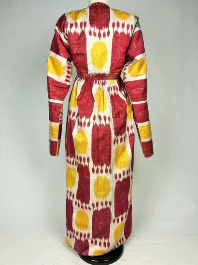 Une robe Chapan en ikat de soie à apprêt...