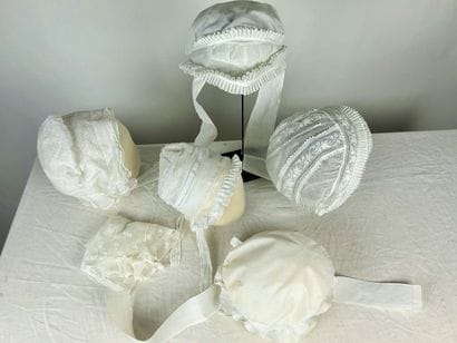 Cinq charlottes et coiffes de jour en broderie...
