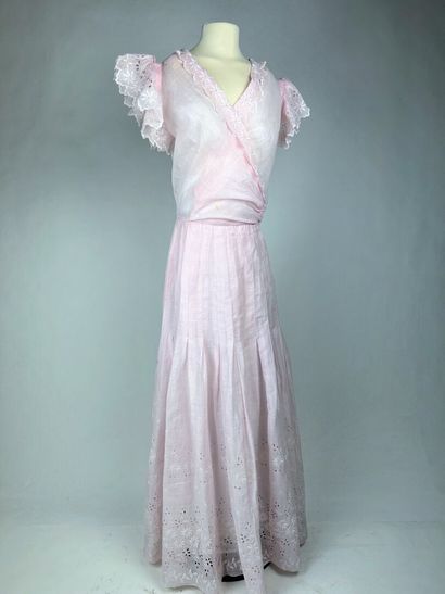 Robe d'été d'une adolescente en organdi rose...