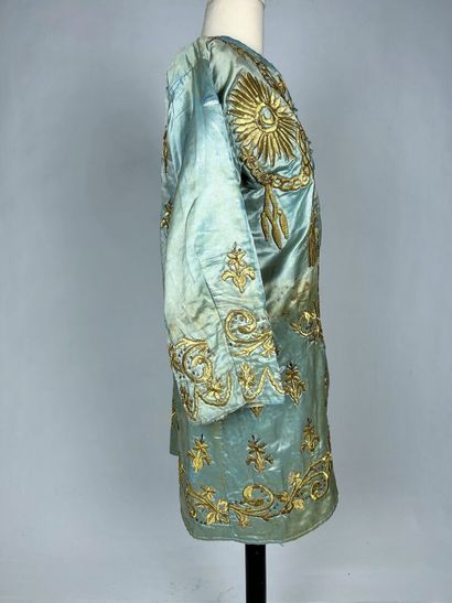 Une robe et un kaftan de cérémonie brodés...