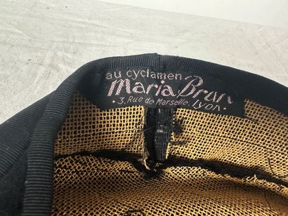 Cinq chapeaux de mode pour dame en feutre...
