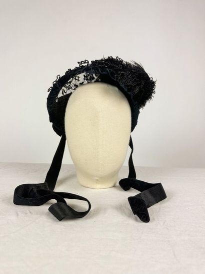 Trois remarquables chapeaux et bibi noirs...