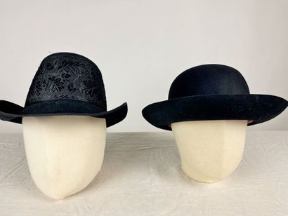 Cinq chapeaux de mode pour dame en feutre...