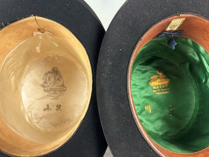 Quatre chapeaux melon en feutre noir, à bords...