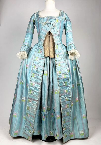 Une robe à la française, manteau et jupe...