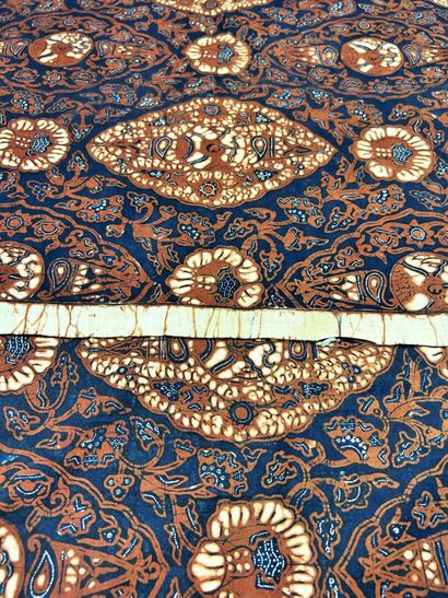 Un grand panneau de Batik fond bleu indigo...
