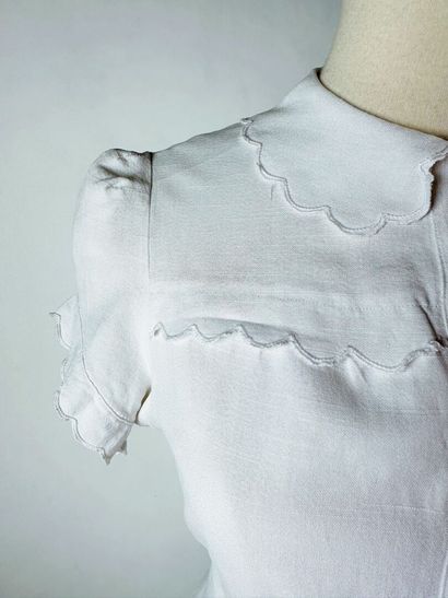 Petite robe en drap de coton blanc pour le...