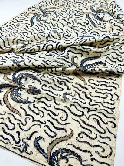 Un grand panneau de Batik fond écru à motifs...