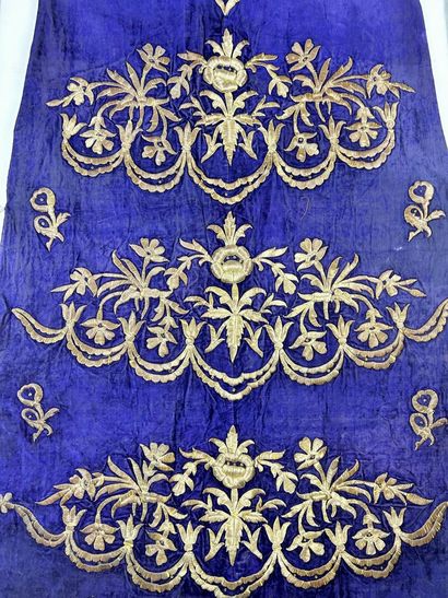 Une robe et un kaftan de cérémonie brodés...