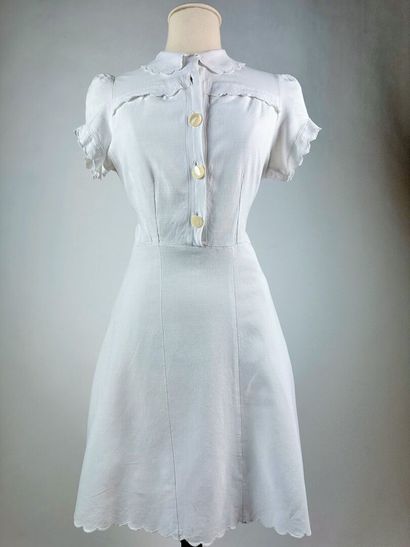 Petite robe en drap de coton blanc pour le...
