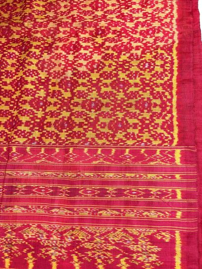 Deux Patolas, châles en ikat de soie, Cambodge...