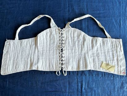 Trois corsets en coutil et coton blanc pour...