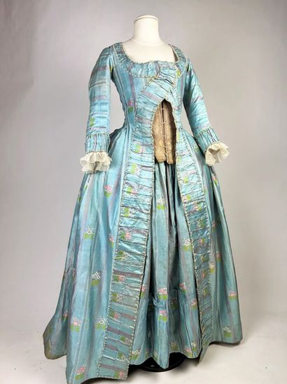 Une robe à la française, manteau et jupe...