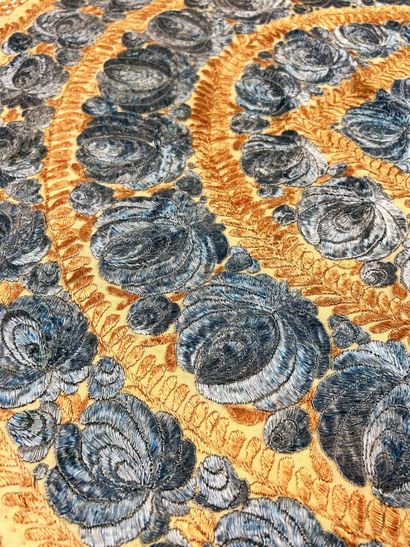 Un nappe ronde brodée, Hongrie, première...