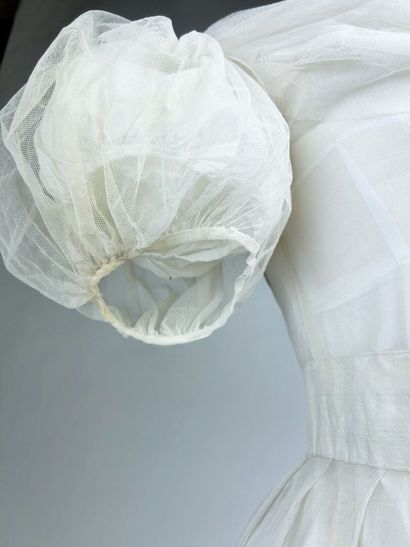 Une robe de bal à manches ballon, période...