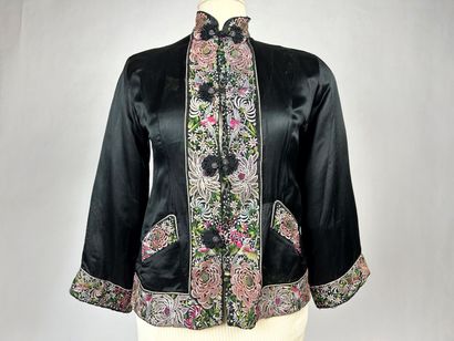 Une veste chinoise en satin duchesse noir...