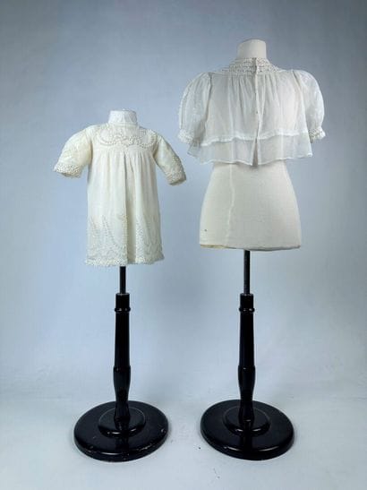 Une robe de baptême et un corsage brassière...
