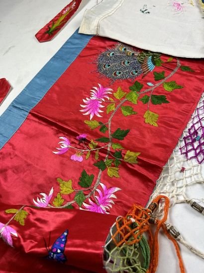 Une bannière chinoise en satin rouge écarlate...