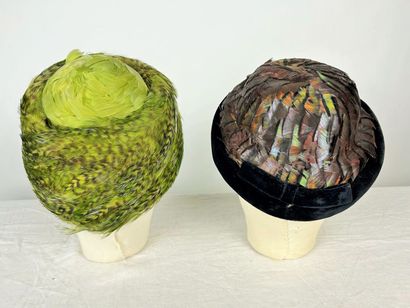 Une collection de cinq bibis en plumes à...