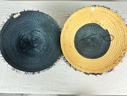 Deux capotes de mode en paille noire pour...