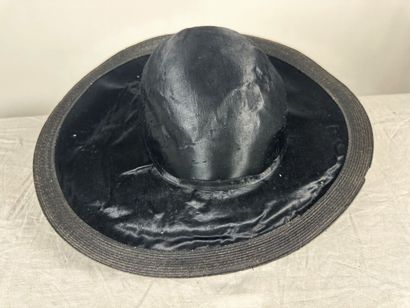 Trois grand chapeaux noir de mode pour dame...