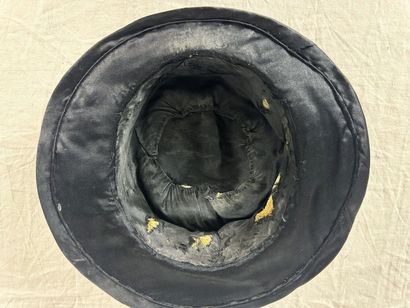 Trois grand chapeaux noir de mode pour dame...