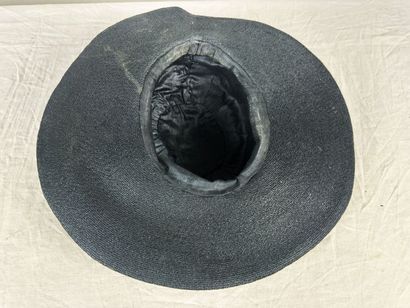 Quatre chapeaux de mode en paille noire pour...