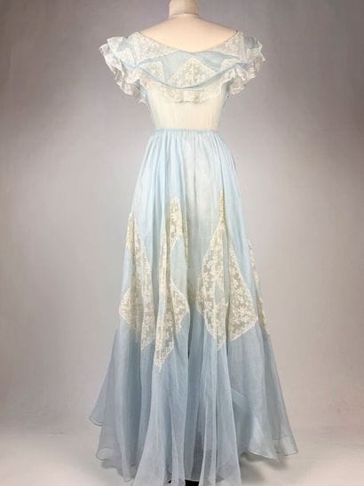 Robe longue estivale en organza bleu-ciel...