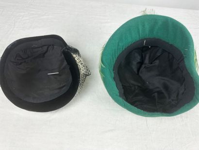 Quatre bibis de mode pour élégante des années...