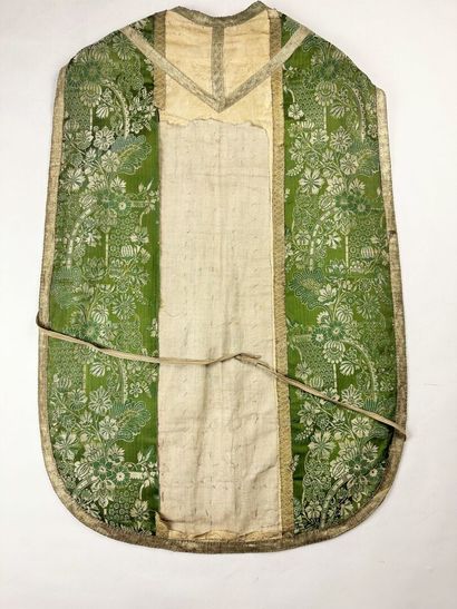 Deux chasubles à la romaine partielles en...