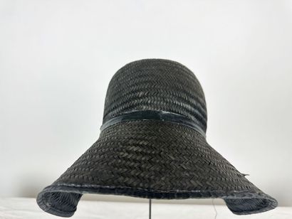 Quatre chapeaux de mode en paille noire pour...