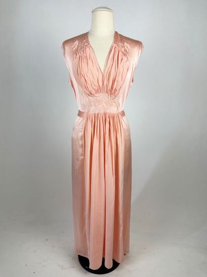 Trois robes longues, déshabillés pour le...