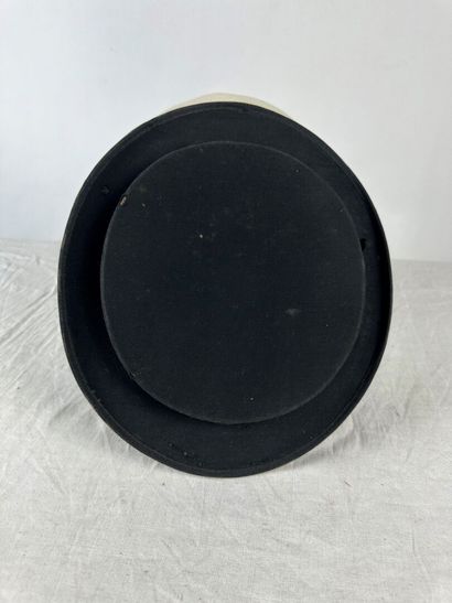 Deux chapeaux haut de forme à tuyau de poële,...
