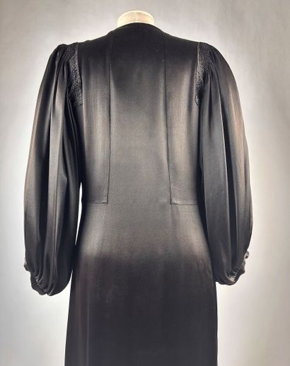 Robe Redingotte longue pour le soir en satin...
