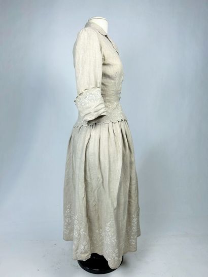 Jupe et blouse en lin écru à broderie blanche,...