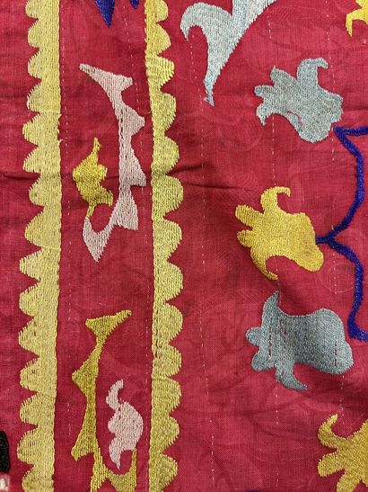 Un tapis de prière en Suzani, broderie polychromes...