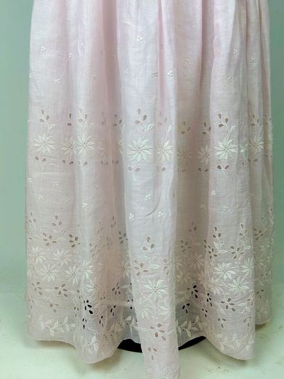Robe d'été d'une adolescente en organdi rose...