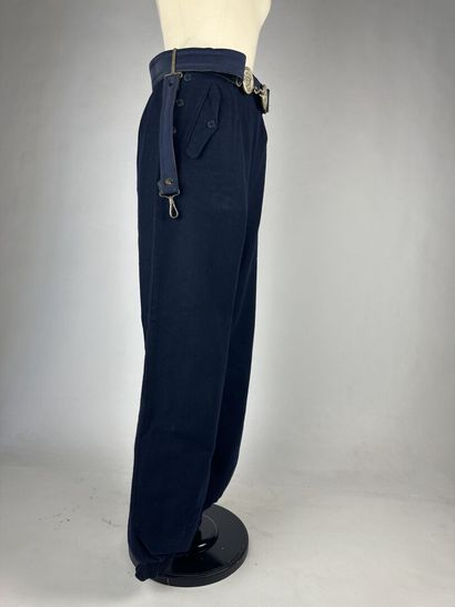 Un pantalon de métier en drap de laine bleu-marine...