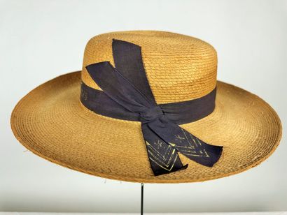 Trois chapeaux de mode en paille jaune pour...